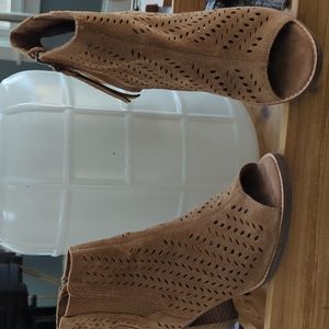 Like New!!! Tom's Majorca, Suede, Peep Toe Booties, Size 8-1/2, Toffee Color